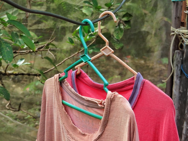 Foto close-up de roupas penduradas na cerca