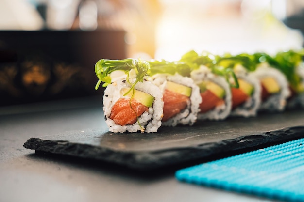 Close-up de saboroso sushi uramaki japonês com salmão