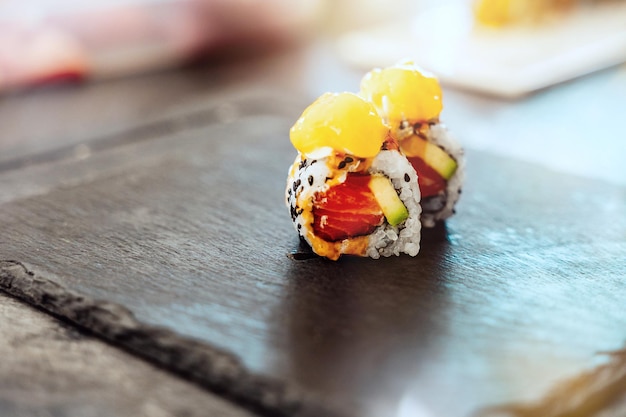 Close-up de saboroso sushi uramaki japonês com salmão
