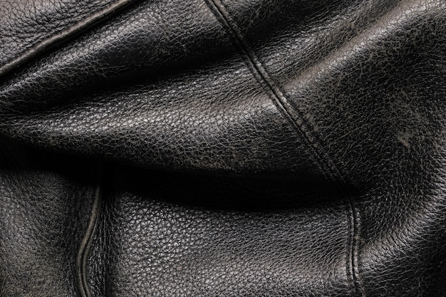 Close-up de saco de couro amassado preto antigo fundo