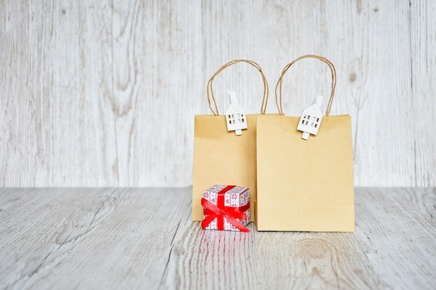 Foto close-up de sacos de compras com caixa de presentes em mesa de madeira