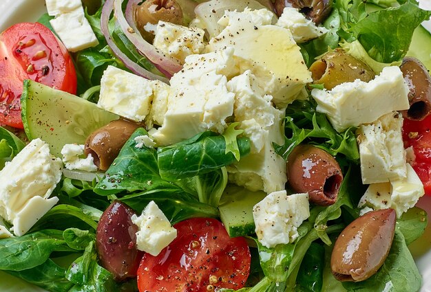 Close up de salada de legumes fresca com queijo grego