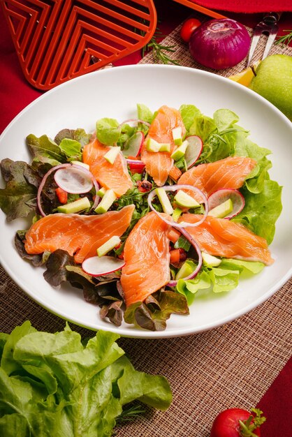 Foto close-up de salada em prato na mesa