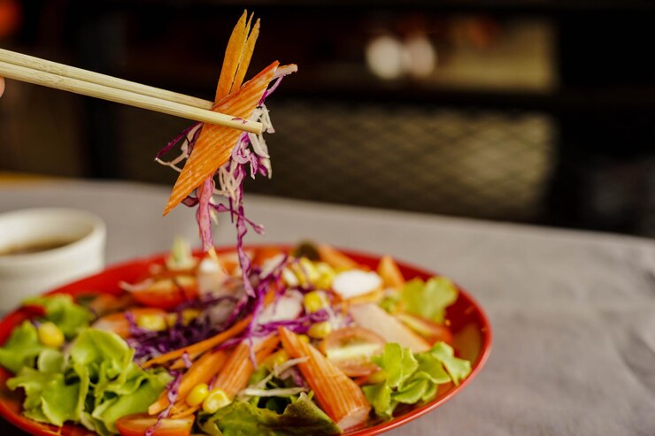 Foto close-up de salada em prato na mesa