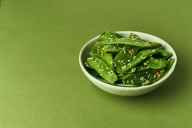 Close-up de salada em uma tigela na mesa