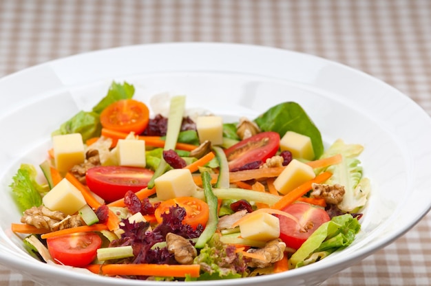 Close-up de salada em uma tigela servida na mesa