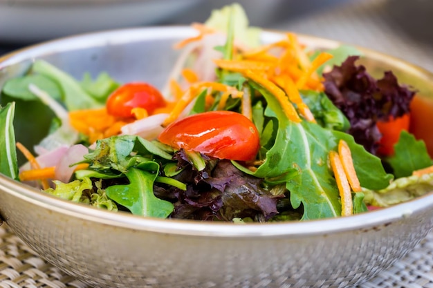 Close-up de salada em utensílios na mesa