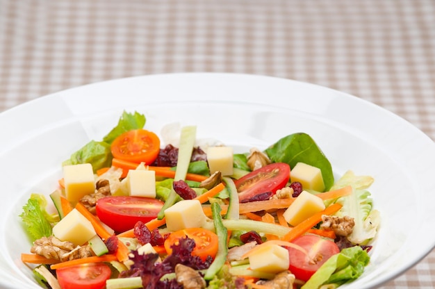 Close-up de salada servida em prato na mesa