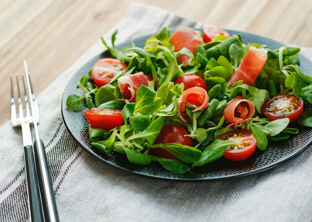 Close-up de salada servida no prato