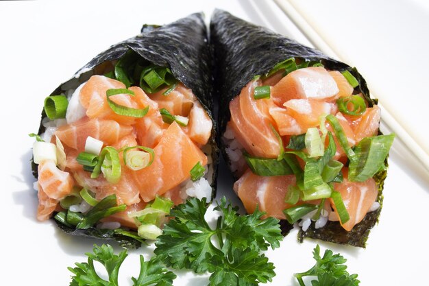 close up de salmão temaki contra um fundo branco Sushi temaki Salmão isolado