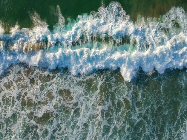 Foto close-up de salpicaduras de água no mar