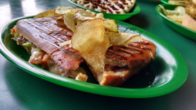 Foto close-up de sanduíche com batatas fritas servidas na mesa em um café