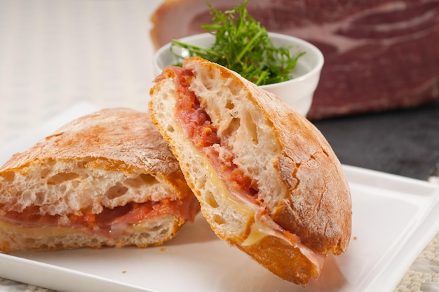Close-up de sanduíche com vegetais servidos em prato