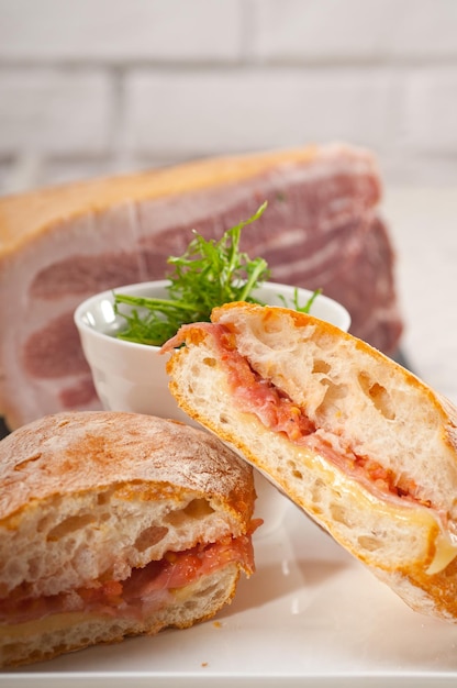 Close-up de sanduíche com vegetais servidos em prato