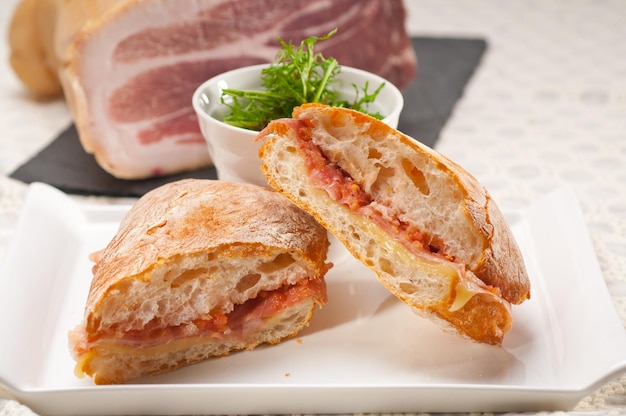 Close-up de sanduíche com vegetais servidos em prato