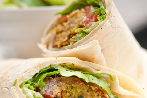 Close-up de sanduíche com vegetais servidos em prato