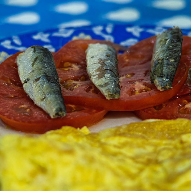 Close-up de sardinhas no azeite e omelete