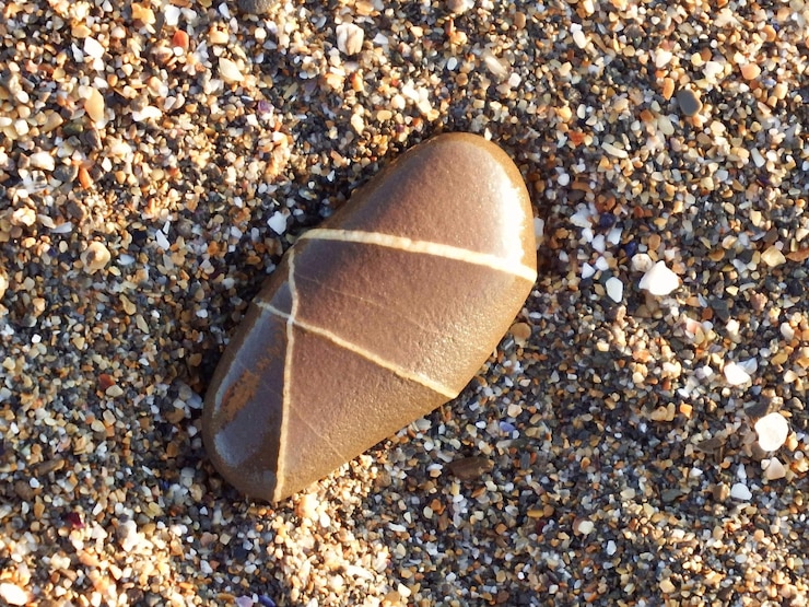 Foto close-up de seixos na areia na praia