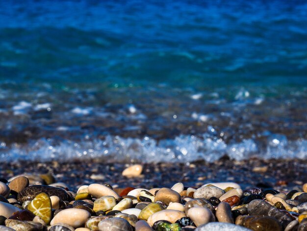 Foto close-up de seixos na costa do mar