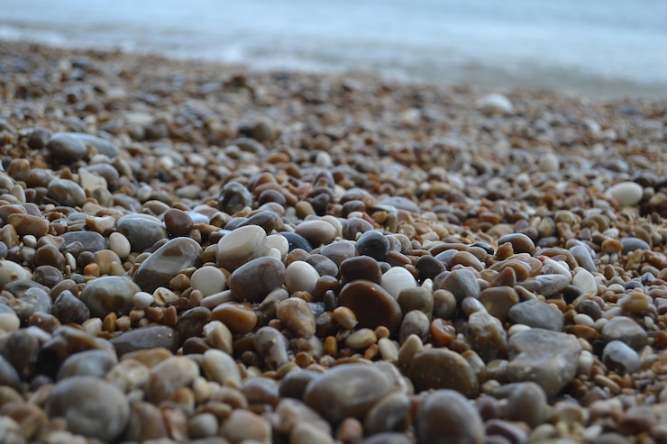 Foto close-up de seixos na costa na praia