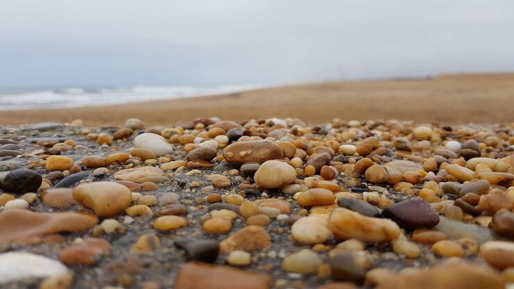 Foto close-up de seixos na praia