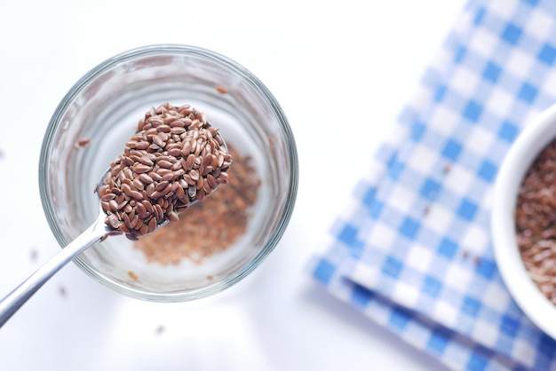 Close-up de sementes de chia em um copo de água