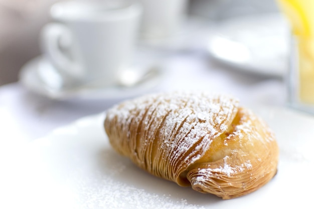 Close-up de sfogliatella em prato sobre a mesa
