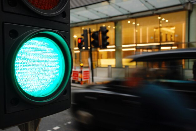 Foto close-up de sinais de trânsito na cidade