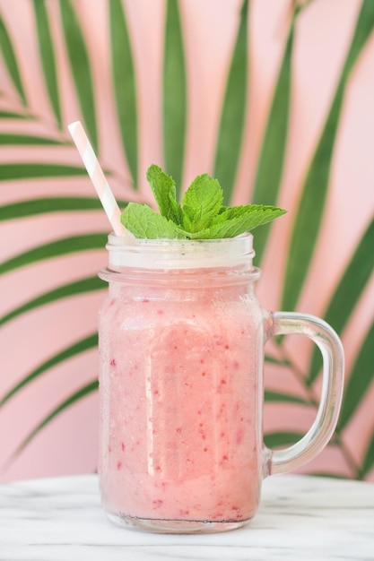 Close-up de smoothie em frasco de vidro na mesa