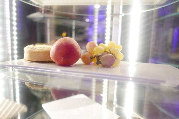 Foto close-up de sobremesa com frutas em gabinete de exibição na loja