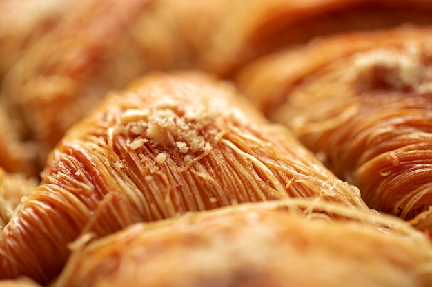Close up de sobremesa de baklava turca com mel e nozes
