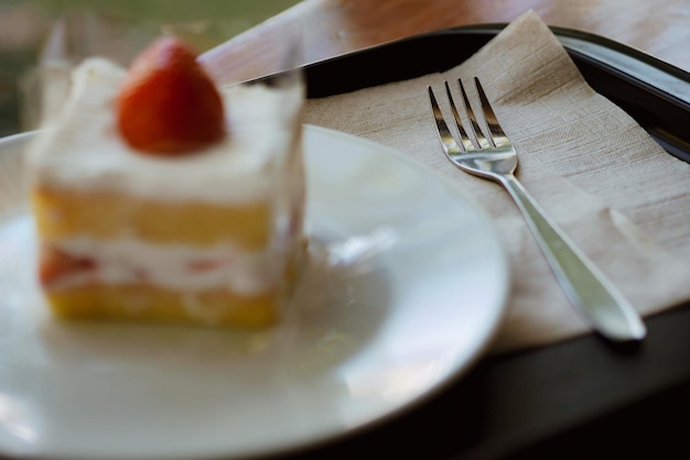 Foto close-up de sobremesa em prato na mesa