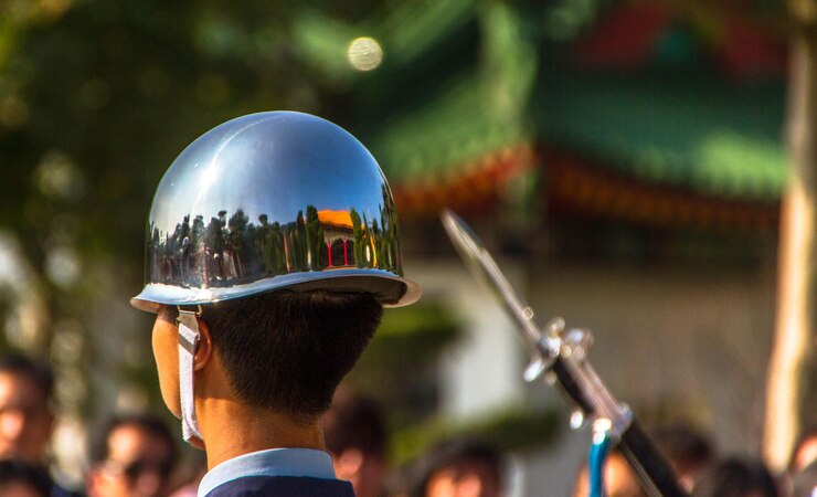 Foto close-up de soldado usando capacete com reflexo durante o desfile em um dia ensolarado