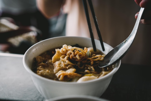Close-up de sopa em uma tigela na mesa
