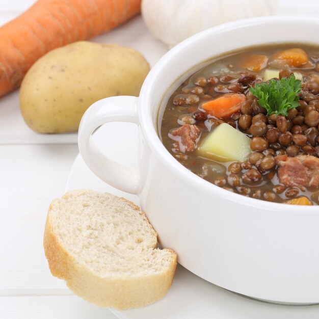 Close-up de sopa em uma tigela na mesa