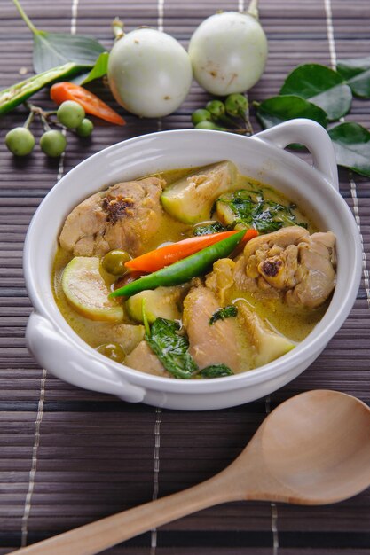 Foto close-up de sopa em uma tigela na mesa