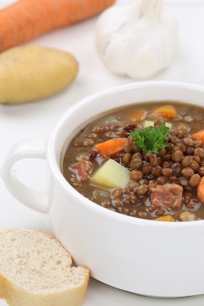 Close-up de sopa em uma tigela na mesa