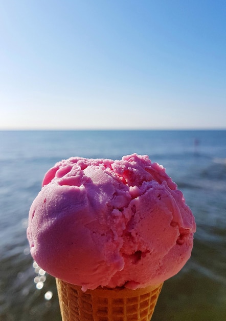 Foto close-up de sorvete no mar contra o céu limpo