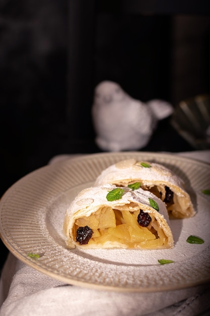 Close up de strudel austríaco de maçã com canela e hortelã em um prato