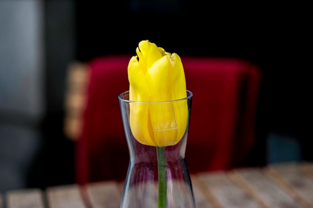 Foto close-up de suco amarelo na mesa
