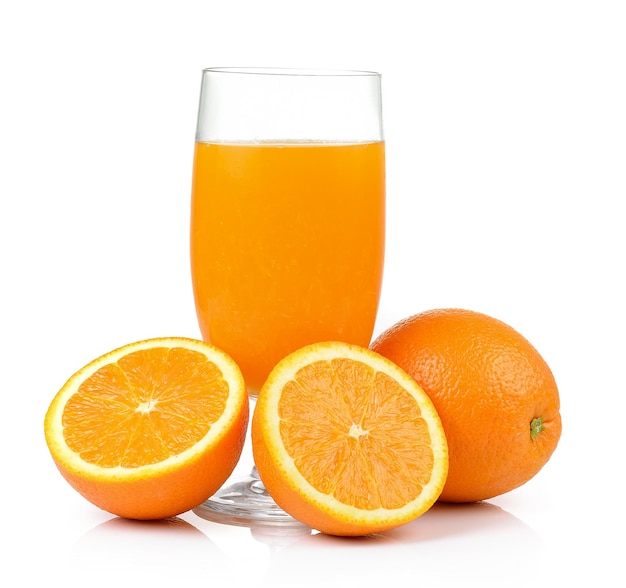 Close-up de suco de laranja contra fundo branco