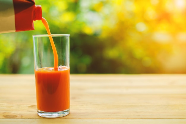 Foto close-up de suco de laranja na mesa