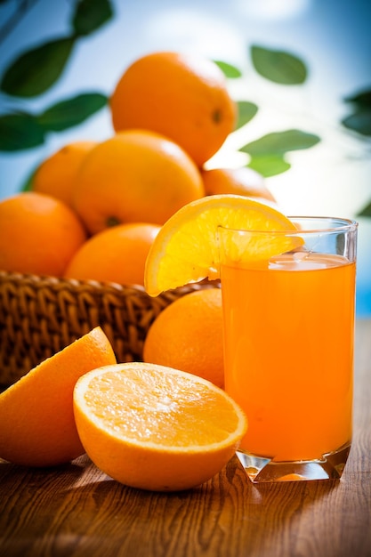 Close-up de suco de laranja na mesa