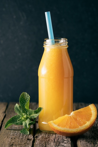 Close-up de suco de laranja na mesa