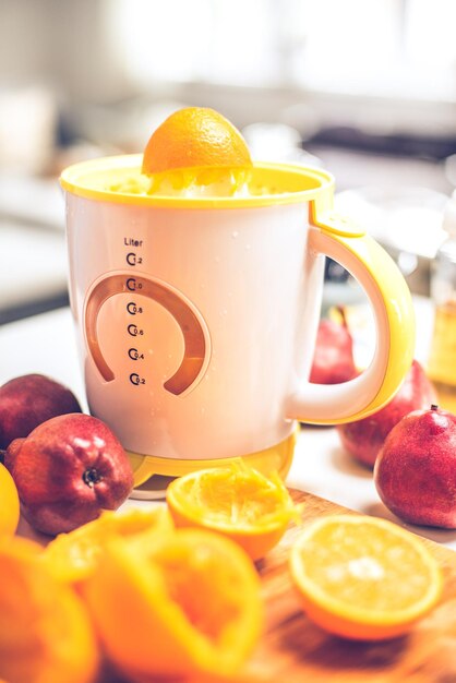 Foto close-up de suco de laranja na mesa