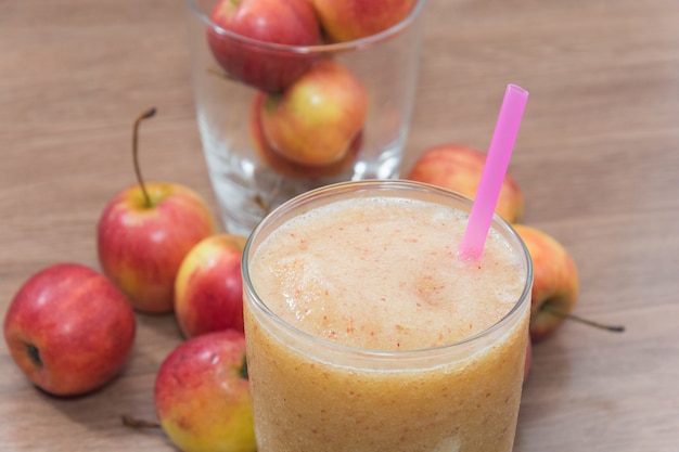 Foto close-up de suco de maçã no vidro