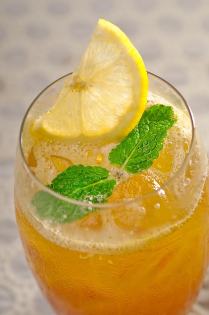 Close-up de suco servido na mesa