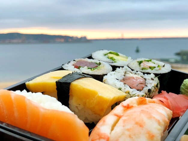 Foto close-up de sushi em prato contra o céu