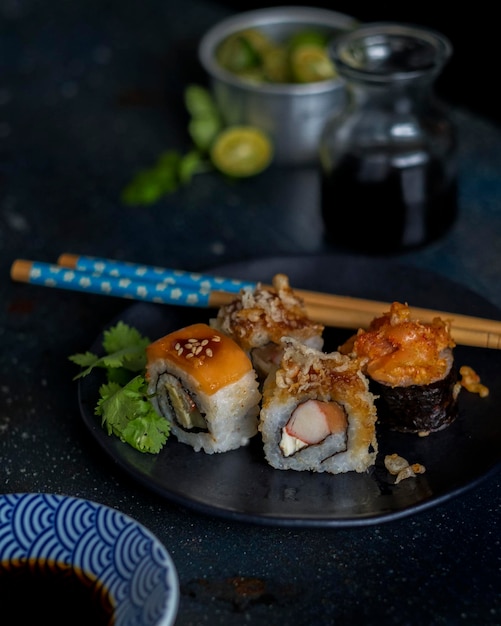 Close-up de sushi em prato na mesa