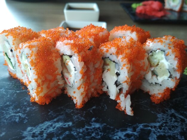 Foto close-up de sushi em prato